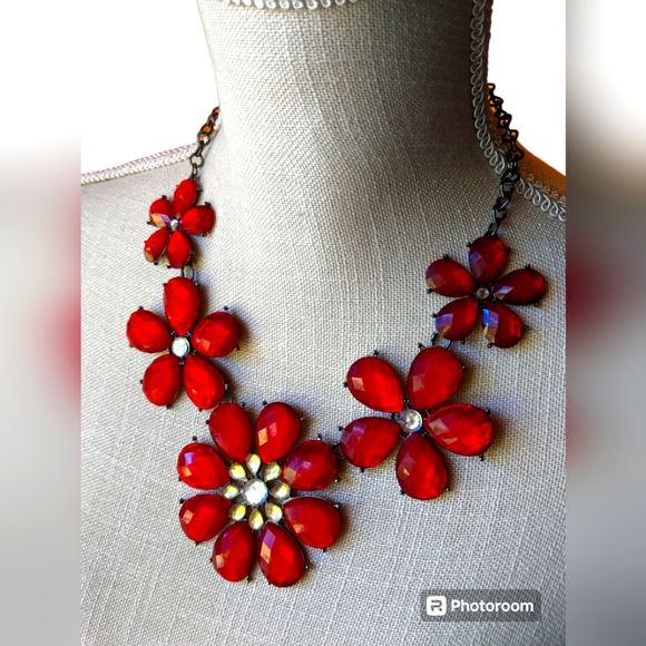 Vintage Beautiful Acrylic Red and rhinestone Floral Necklace Adjustable - Picture 1 of 2
